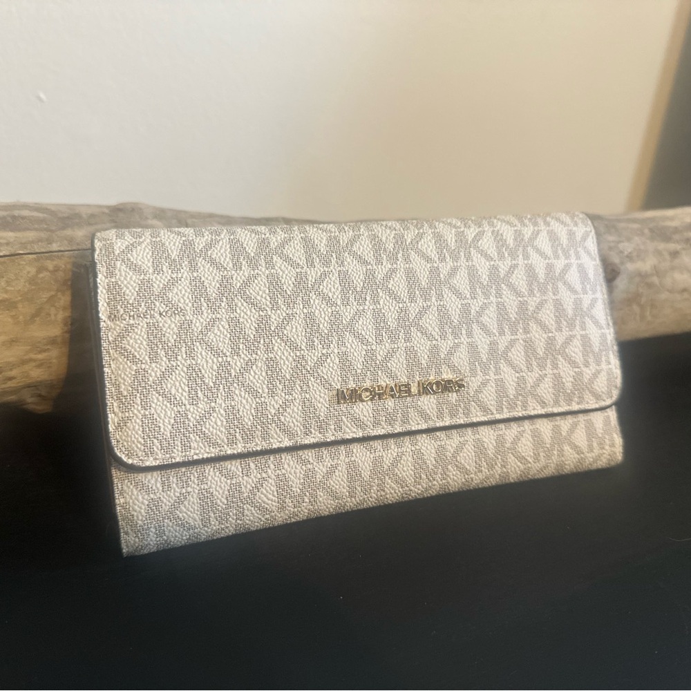 Michael Kors Jet Set Large Signature Logo Snap Front Wallet